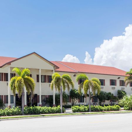 Super 8 By Wyndham Pompano Beach Esterno foto